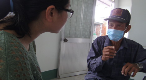 Dinh Thi Nhung interviews a TB patient in Vietnam, Woolcock Institute of Medical Research, University of Sydney. Photo by Paul H. Mason (2014).